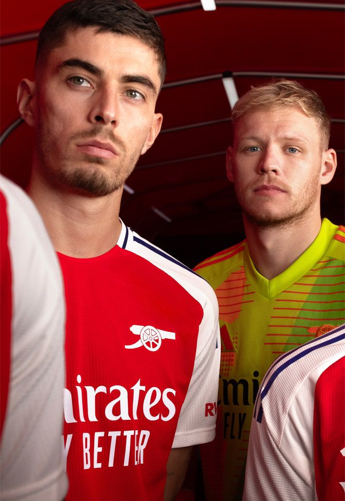 Twee voetballers in het nieuwe Arsenal thuis- en keepersshirt voor seizoen 2024/2025.